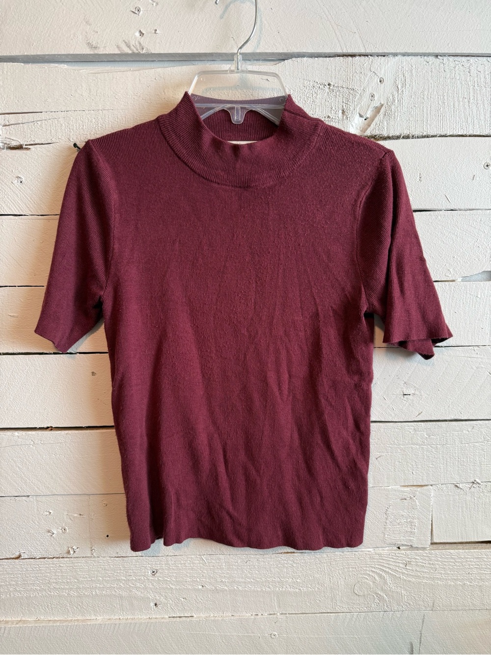 BE COOL Short-Sleeve Mock Neck Tee in Burgundy